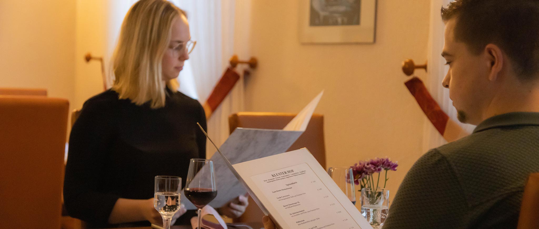 Ein Paar sieht sich die Speisekarte an